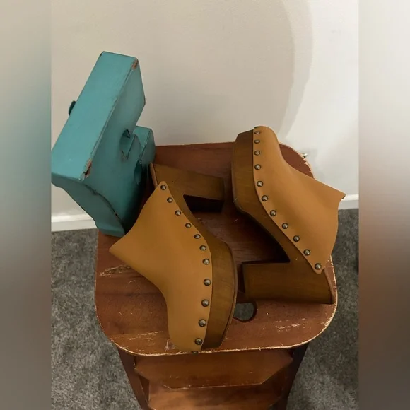 Anthropologie Seychelles Go All Out Clogs - Picture 7 of 14